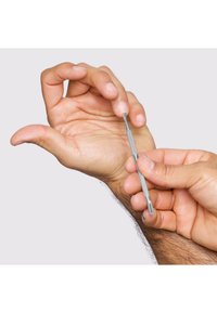 Rustfri stålpincet med tekstureret greb og vinklet spids holdt mellem to fingre, placeret nær en håndflade.