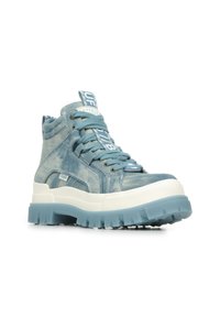 Adidași înalți din denim de culoare albastră deschisă, având o talpă albă groasă, accente texturate și șireturi cu marcă.