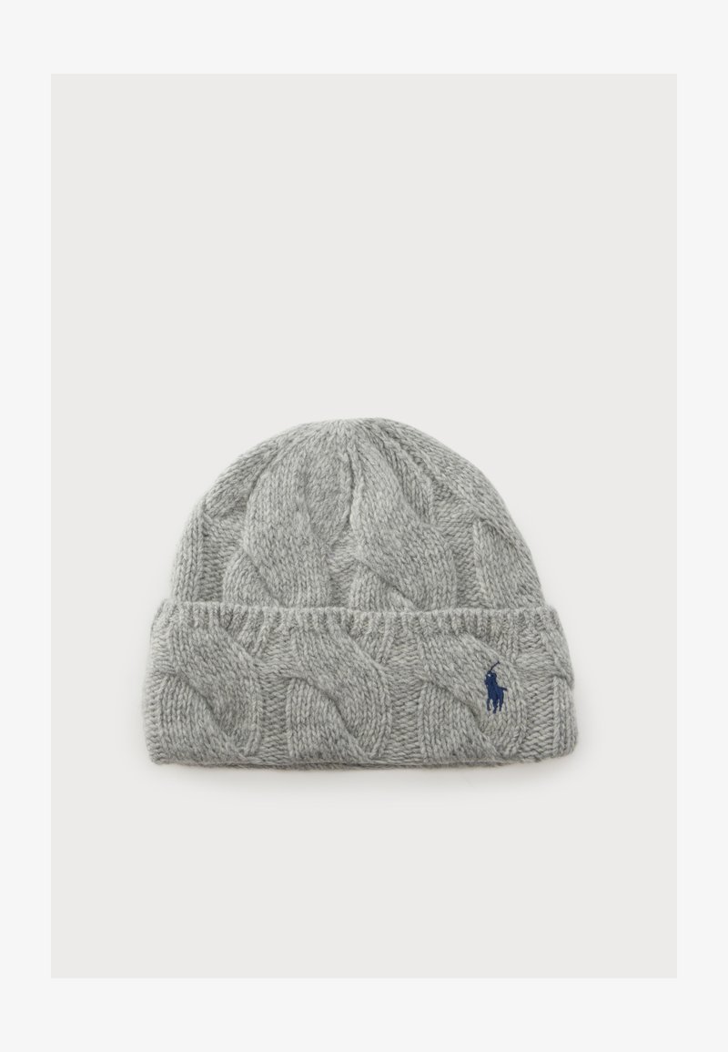 Bonnet en laine tricotée gris clair avec de larges motifs torsadés et un petit logo brodé bleu foncé sur le revers.