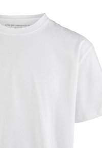 Weißes Baumwoll-T-Shirt mit Rundhalsausschnitt, kurzen Ärmeln und einem kleinen gestickten Logo auf der Brust. Glatte Textur, einfaches Design.