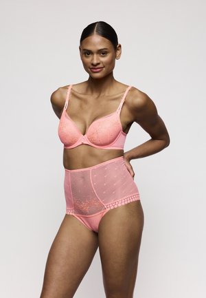 Roze lingerieset met een gewatteerde beha met bloemenborduursel en een slip met hoge taille van doorschijnende stof met polkadots en kantaccenten.