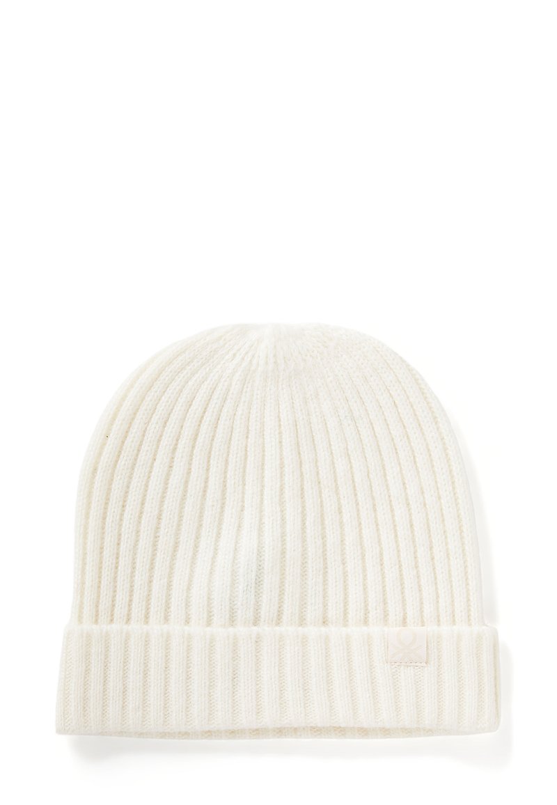 Beanie bianco a coste con risvolto e una piccola etichetta del marchio sul lato. Morbido al tatto e design aderente.