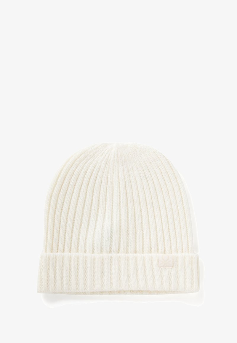 Beanie bianco a coste con risvolto e una piccola etichetta del marchio sul lato. Morbido al tatto e design aderente.