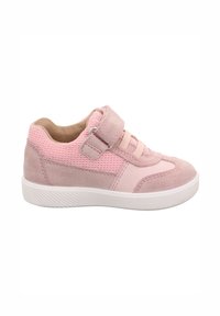 Różowe dziecięce sneakersy z siateczkowym cholewką i zamszowymi akcentami. Posiadają rzep i białą gumową podeszwę. Widoczne detale szwów po bokach.