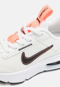 Nike Sportswear AIR MAX INTRLK LITE - Tenisice - summit white/black/hyper orange/white