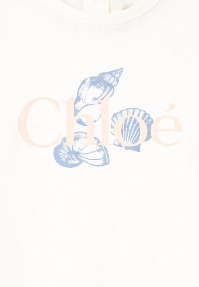 Tessuto bianco con la scritta "Chloé" in grandi caratteri color pesca chiaro sovrapposta da illustrazioni di conchiglie celesti al centro.