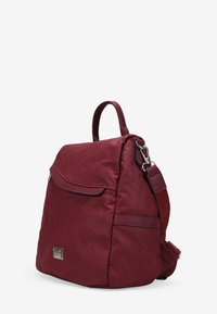 Mochila burdeos de nylon, con un diseño curvado, un asa superior única, una correa ajustable, cierre con solapa y detalles de metal.