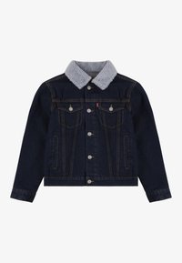 Giacca di denim scuro con colletto grigio in ecopelliccia. Presenta chiusura con bottoni, doppie tasche sul petto e dettagli di cucitura dorati.