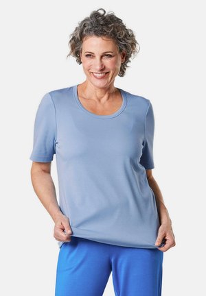 Helles blaues T-Shirt mit kurzen Ärmeln und Rundhalsausschnitt, aus weichem Stoff gefertigt, getragen über passenden blauen Hosen. Glatte Textur, lockere Passform.