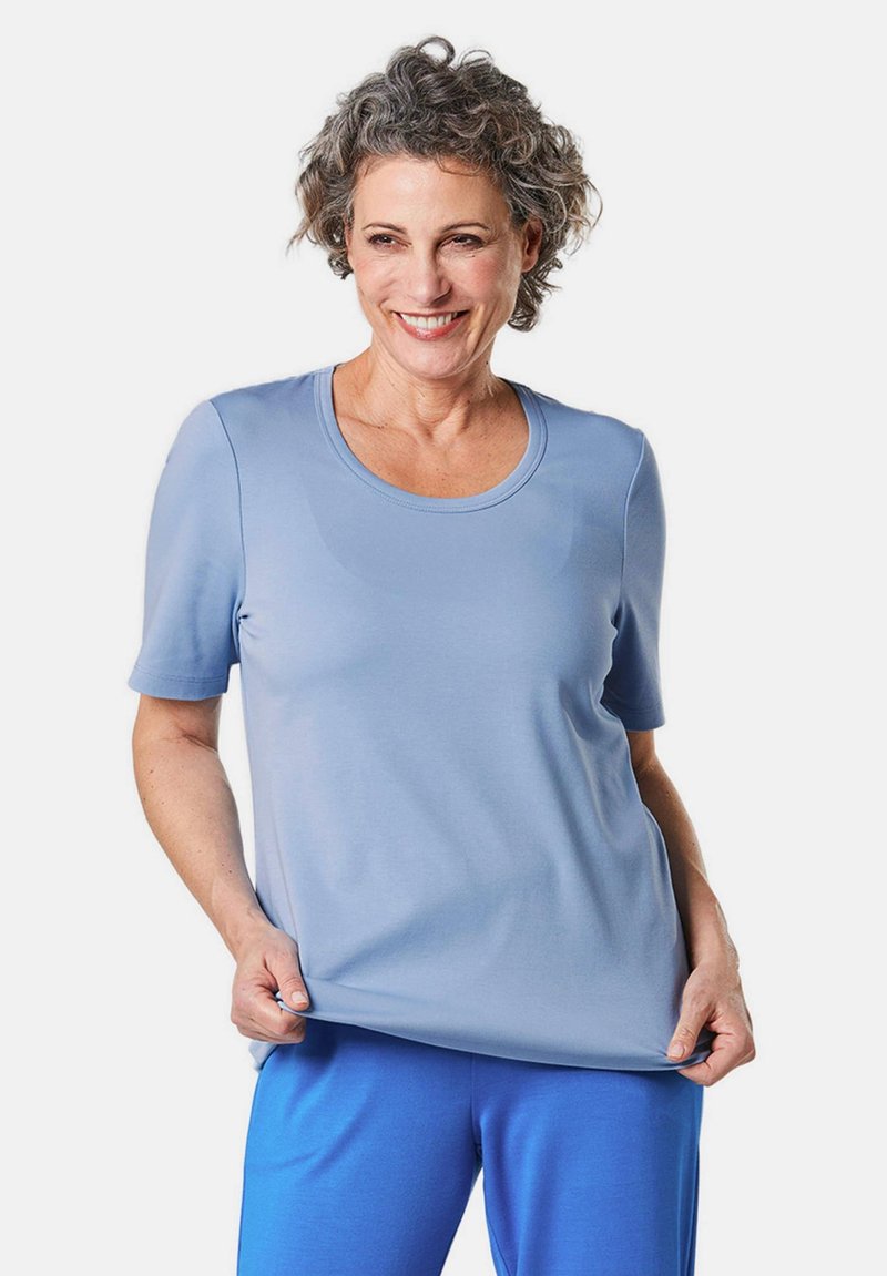 Lichtblauw t-shirt met korte mouwen en een ronde halslijn, gemaakt van zachte stof, gedragen over bijpassende blauwe broek. Gladde textuur, ontspannen pasvorm.