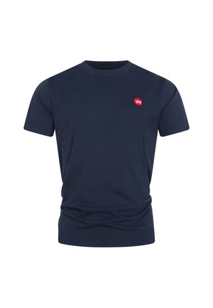 Camiseta de manga corta azul marino hecha de algodón, con cuello redondo y un pequeño logo rojo en el área del pecho izquierdo. Textura suave.