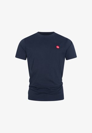 T-shirt blu navy a maniche corte in cotone con colletto rotondo e un piccolo logo rosso nella zona sinistra del petto. Texture liscia.