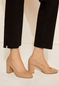 Friends Like These REGULAR FIT - MID BLOCK ROUND TOE COURT  - Pantofi clasici cu toc - nude