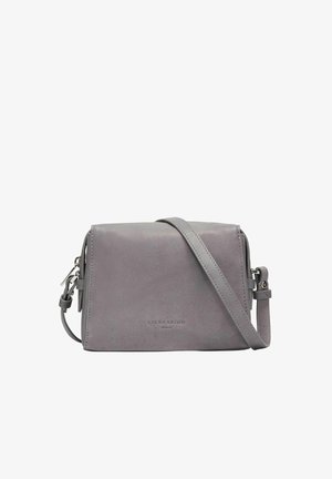 Bolso bandolera compacto de cuero gris con correa ajustable y el logo sutilmente grabado "Liebeskind Berlin" en la solapa frontal.