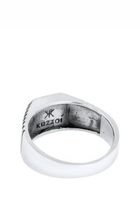 Sudraba gredzens ar ģeometrisku dizainu, kam ir spīdīgs ārpuse un fakturēts loks. Iekšpusē iegravēts zīmola nosaukums "Kuzzoi".