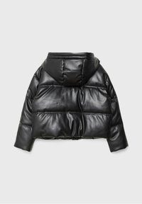 Chaqueta tipo puffer de cuero sintético negro con capucha, que presenta un diseño recortado y secciones acolchadas para aislamiento. Textura suave, con un mínimo de detalles.