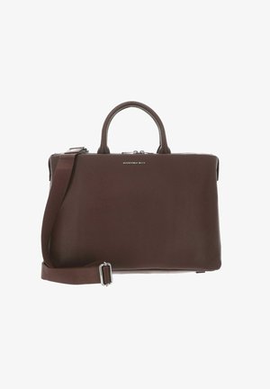 Sac à main en cuir marron avec surface texturée, doubles anses supérieures et bandoulière amovible. Comprend des garnitures argentées et un détail de logo.