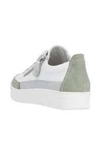 Baskets blanches avec des accents gris et verts, présentant un talon en suède texturé, un laçage à l'avant et un col rembourré pour plus de confort.