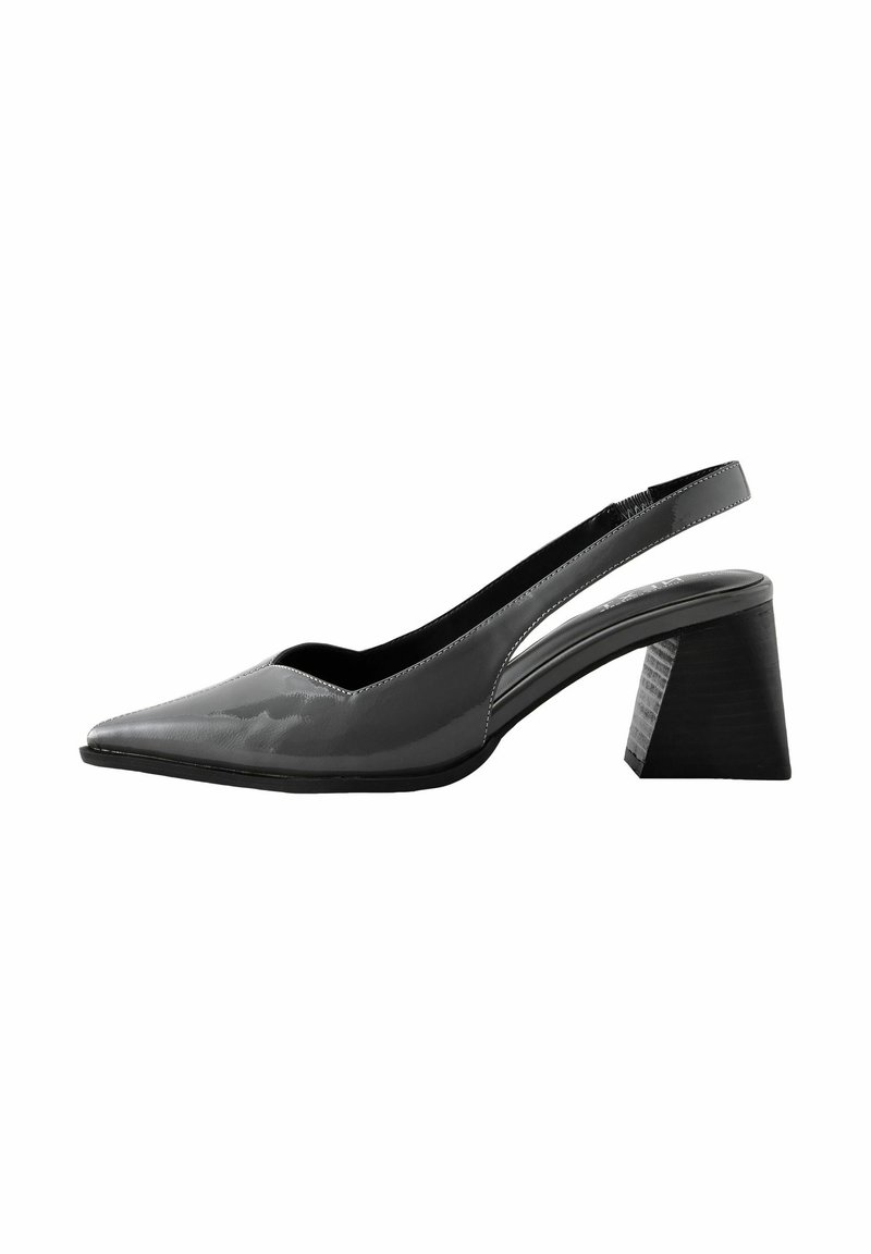 Chaussure à bride arrière en cuir verni noir avec bout pointu et talon bloc.