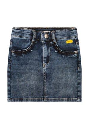 Mini-jupe en jean bleu avec poches avant, passants pour ceinture, bouton en métal avec visage d'ours, et petite étiquette jaune de marque sur la poche droite.