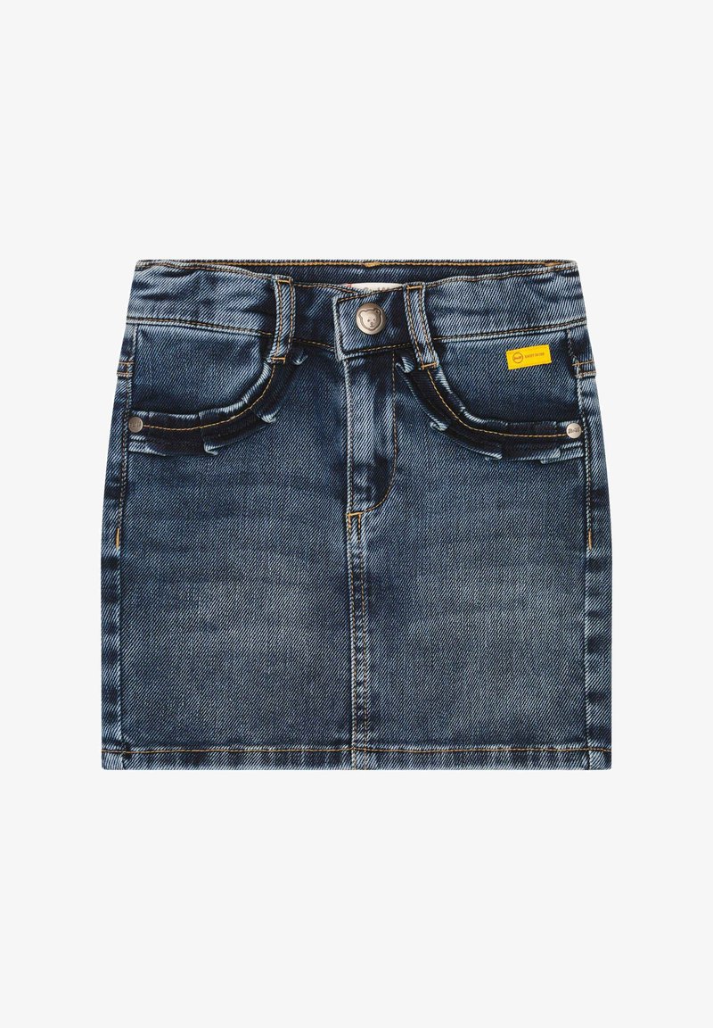 Mini-jupe en jean bleu avec poches avant, passants pour ceinture, bouton en métal avec visage d'ours, et petite étiquette jaune de marque sur la poche droite.