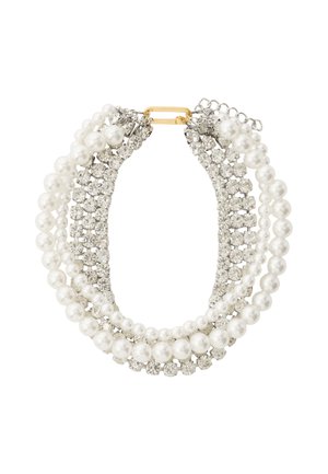 Naszyjnik składający się z trzech pasm, ozdobiony białymi sztucznymi perłami i przezroczystymi kryształami, z zapięciem w odcieniu złota i regulowanym łańcuszkiem.