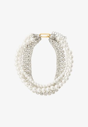 Naszyjnik składający się z trzech pasm, ozdobiony białymi sztucznymi perłami i przezroczystymi kryształami, z zapięciem w odcieniu złota i regulowanym łańcuszkiem.