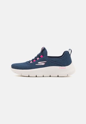 Marineblå Skechers Go Walk sneaker med pink accenter, tyk hvid sål og trækstrop ved hælen, vist i sideprofil på hvid baggrund.