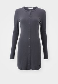 Mörkgrå ribbad cardiganklänning med lång ärm, rund halsringning och knappknäppning fram. Har en liten logotag vid fållen.