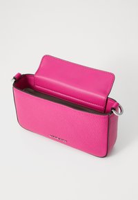 MICHAEL Michael Kors BRYANT XBODY POUCHETTE - Käekott - wild berry