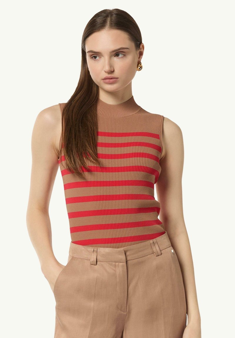 Ärmelloses, geripptes Tanktop in Beige mit roten Horizontalstreifen. Hat einen hohen Kragen und eine taillierte Silhouette. Wird mit beigen Hosen getragen.
