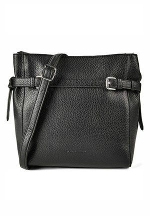Sac bandoulière en cuir noir texturé avec une sangle réglable à boucle et un logo de marque subtilement embossé à l'avant.