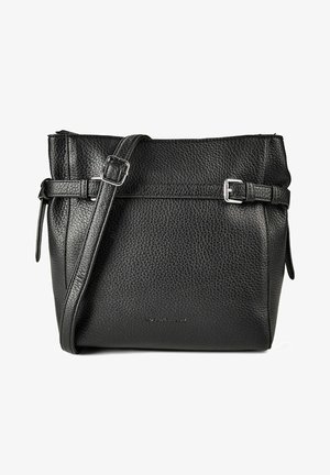 Czarna torebka na ramię z teksturowanej skóry, z regulowanym paskiem na klamrę i subtelnym, wytłoczonym logo marki na przedniej stronie.