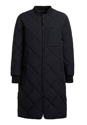 Długa czarna pikowana kurtka z zamkiem błyskawicznym, prążkowanymi mankietami i kieszenią na piersi po lewej stronie.