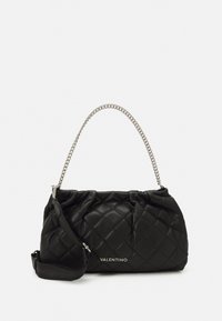 Borsa nera trapuntata in pelle lucida con manico a catena e tracolla regolabile. Presenta un dettaglio con logo sulla parte anteriore e una morbida apertura superiore arricciata.