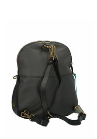 Sac à dos en cuir gris foncé avec des garnitures en métal doré, présentant une forme arrondie, une fermeture zippée et des bretelles réglables. Accents bicolores visibles.