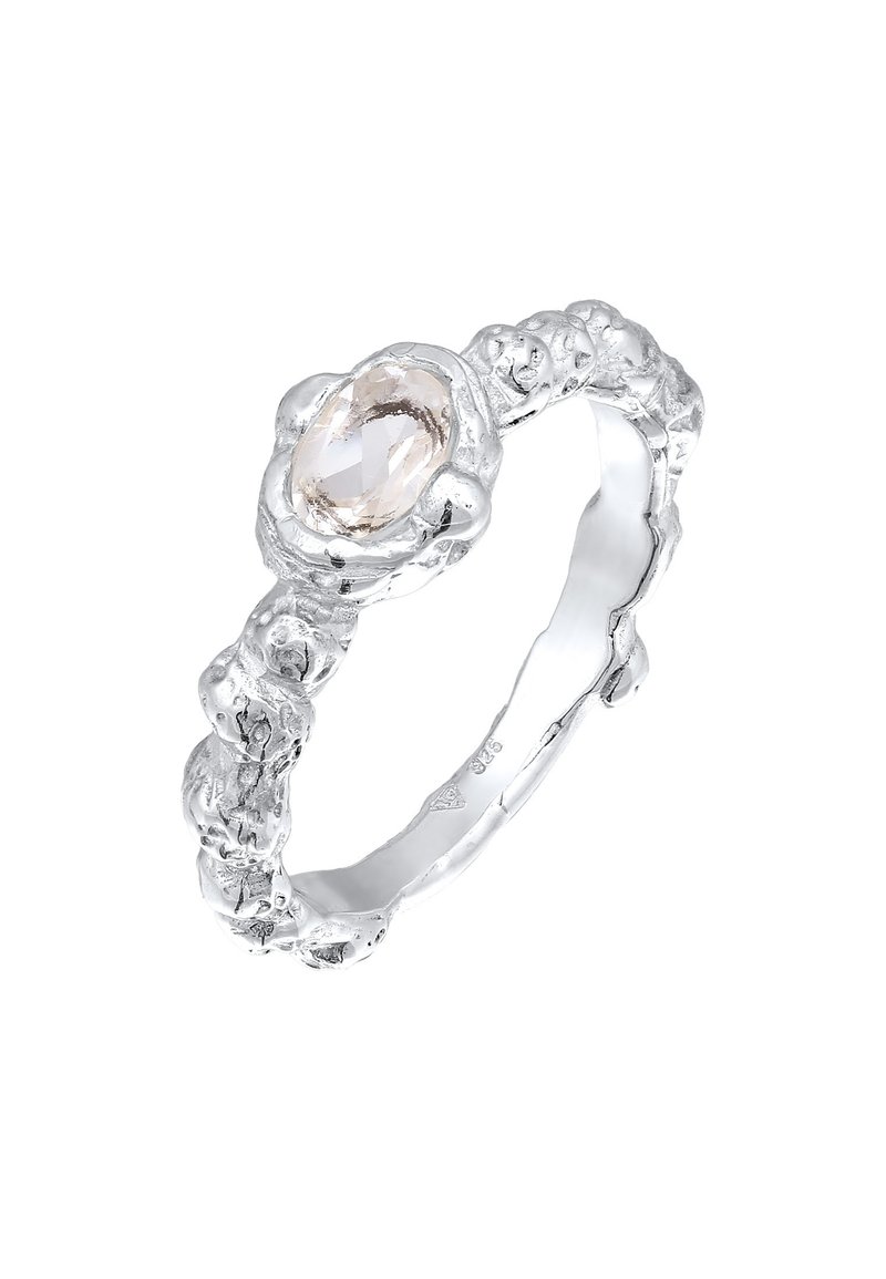 Silberner Ring mit einem unregelmäßigen, strukturierten Band und einem zentralen ovalen, hellrosa Edelstein. Beinhaltet organische Formen und unebene Oberflächen.