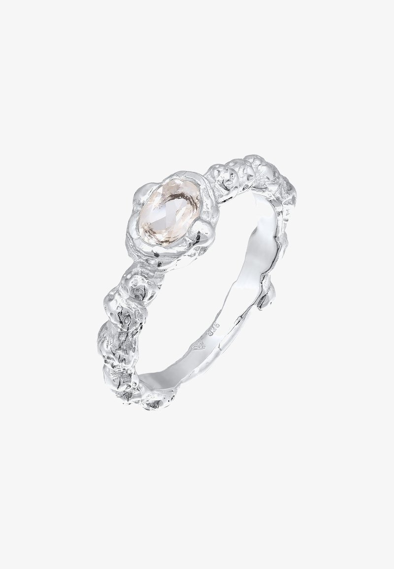 Silberner Ring mit einem unregelmäßigen, strukturierten Band und einem zentralen ovalen, hellrosa Edelstein. Beinhaltet organische Formen und unebene Oberflächen.