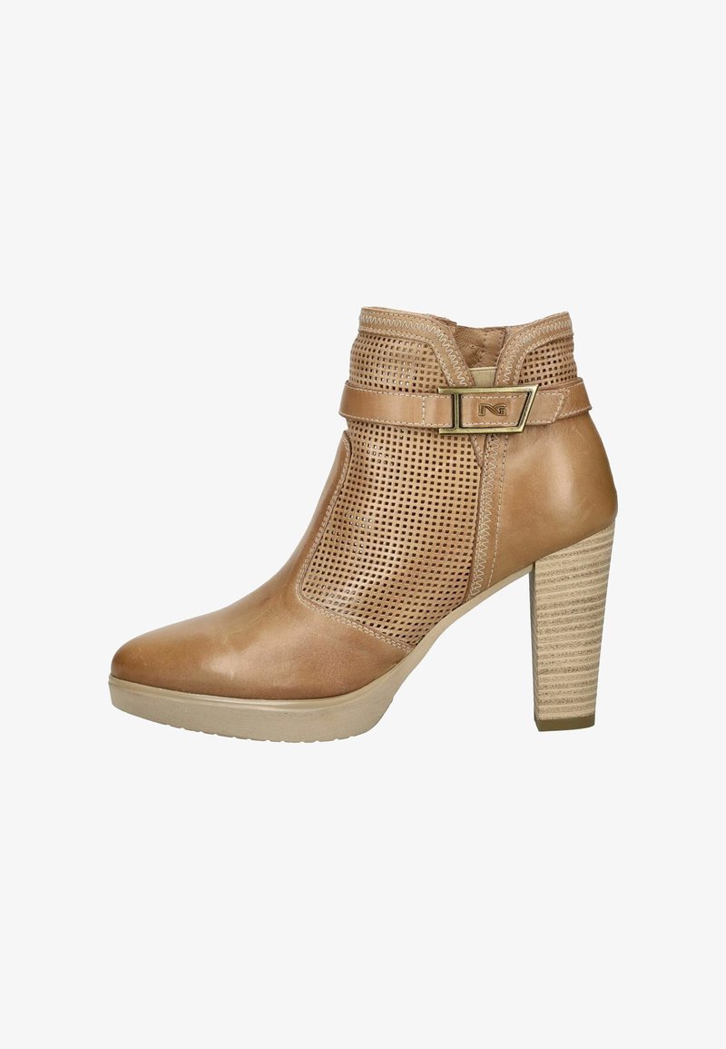 Brauner Leder-Stiefelette mit perforiertem Obermaterial, dekorativem Riemen mit metallischer Schnalle und gestapeltem hohem Absatz auf heller Sohle.