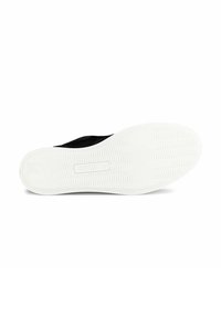 Schwarze Sportschuhsohle mit einer strukturierten weißen Gummisohle. Verfügt über ein Markenlogo und Rillen für besseren Halt. Insgesamt flaches Design.