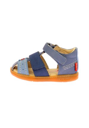 Sandalias de cuero azul con correas de velcro, diseño de punta abierta y suela de goma naranja. Presenta detalles de costura y una etiqueta de Kickers.