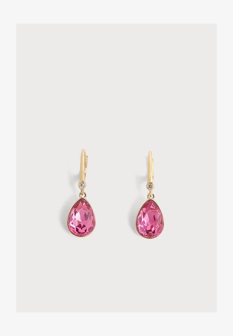 Boucles d'oreilles à crochet en or avec de grandes pierres précieuses roses en forme de goutte et de petites pierres rondes transparentes au-dessus des gouttes sur fond uni.