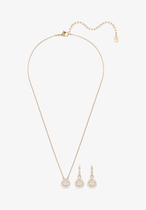Collana d’oro e orecchini coordinati con pendenti a forma di goccia, ciascuno ornato da pietre preziose trasparenti e circondato da un’aureola di pietre più piccole.