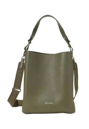 Grüne, strukturierte Ledertasche mit runder Form, verstellbarem Tragegurt und silbernen Beschlägen. Fällt durch geprägtes Branding auf der Vorderseite auf.