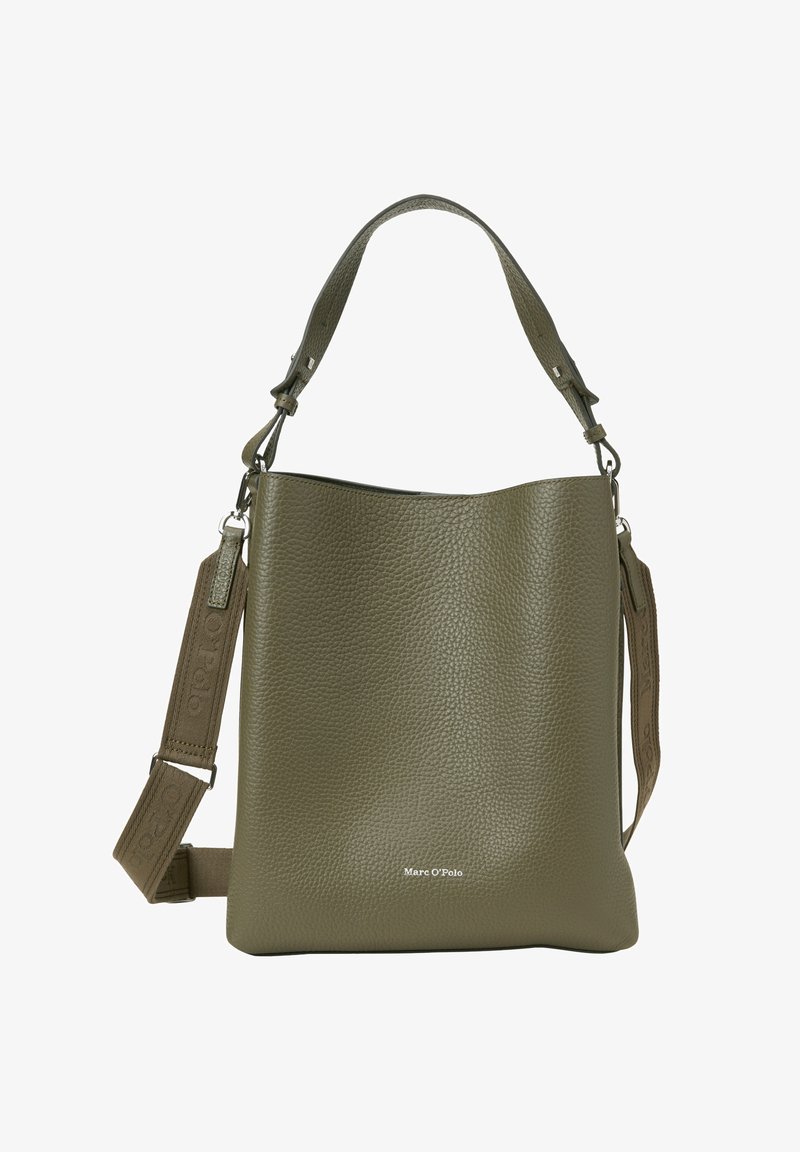 Groene gestructureerde leren schoudertas met een ronde vorm, verstelbare schouderband en zilveren hardware. Bevat diepgegraveerde branding aan de voorkant.