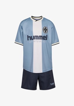 Lyseblå og hvid sportstrøje med lodrette striber, sort kant og "hummel" logo. Matchende mørkeblå shorts med lodret tekstur.