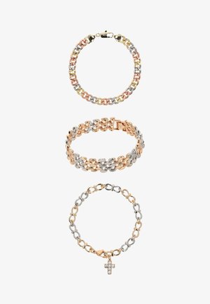 Tre braccialetti a catena in metallo misto: catena a tre colori, fascia ampia con anelli rosa e argento, e catena bicolore con un piccolo ciondolo a croce.