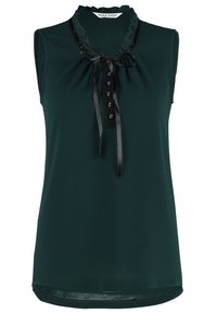 Blusa sin mangas de color verde oscuro, hecha de una tela suave, con un escote con volantes, un lazo de cinta de satén y cinco botones decorativos en la parte delantera.