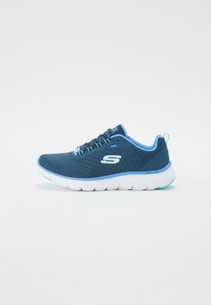 Zapatilla deportiva azul de malla con una suela blanca ligera, que presenta un diseño suave, empeine con patrón y colores de acento en azul claro y verde azulado.