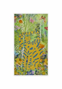 Fond vert éclatant avec des éléments floraux ; présente un chat jaune avec des rayures bleues et une tête détaillée, entouré d'arbres et de papillons.